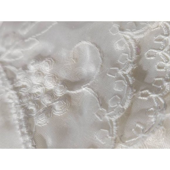 Vintage Sheer and Lace Off-White Needlepoint Grape Vine Tablecloth - Picture 4 of 9